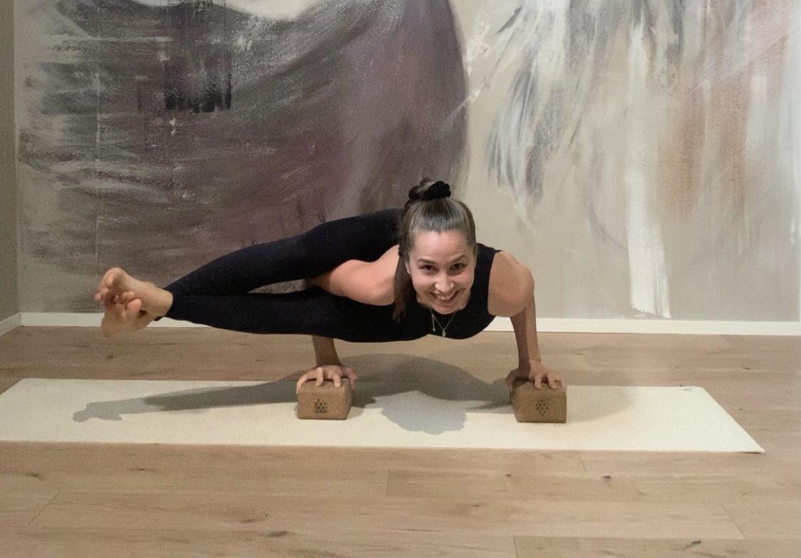 tekniikka: astavakrasana